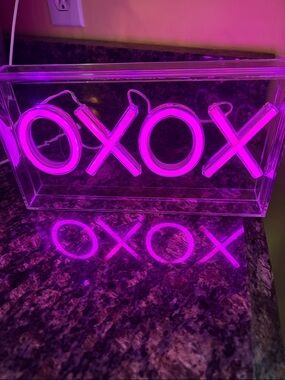 Neon 'XOXO' Acrylic Light Box - Pink Glow 9 x 5 inches in very good condition